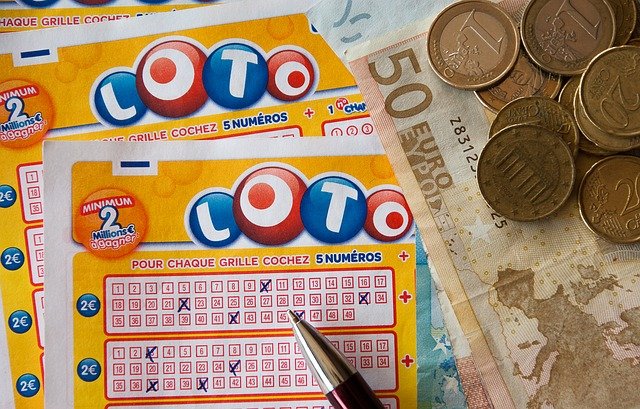 Человек из Орландо выиграл 21,25 миллиона долларов после покупки лотерейного билета в Кассельберри